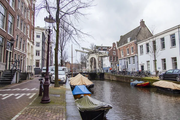 AMSTERDAM, PAYS-BAS, le 28 mars 2016. Vue urbaine typique dans l'après-midi de printemps. Le canal et les bâtiments de la construction XVII-XVIII sur les remblais . — Photo