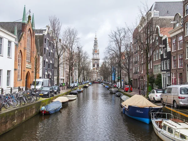 Amsterdam, Nizozemsko na 28 březnu 2016. Typický městský pohled jarního odpoledne. Kanál a budovy stavby Xvii a Xviii na nábřežích. — Stock fotografie
