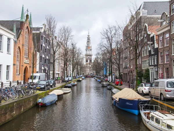 AMSTERDAM, PAÍSES BAJOS 28 DE MARZO DE 2016. Típica vista urbana en la tarde de primavera. El canal y los edificios de la construcción XVII-XVIII sobre terraplenes . — Foto de Stock