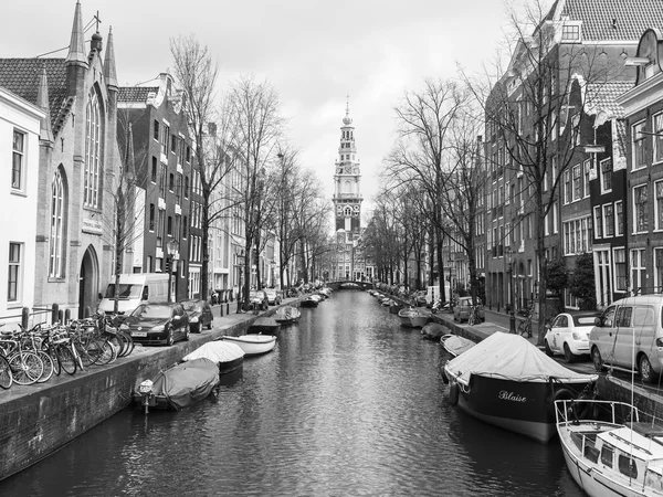 AMSTERDAM, NETHERLANDS on March 28, 2016. Типичный вид на город весной. Канал и здания XVII-XVIII строительства на набережных . — стоковое фото