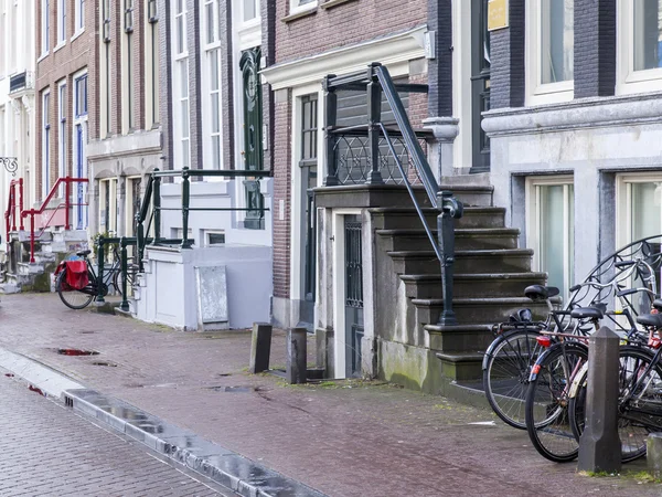 Amsterdam, Holandia na 28 marca 2016. Detale architektoniczne typowe domy Xvii-Xviii budowy. — Zdjęcie stockowe