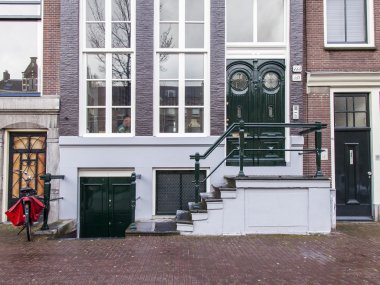 Amsterdam, Hollanda üzerinde 27 Mart 2016. Tipik mimari detaylarını evler XVII-XVIII İnşaat