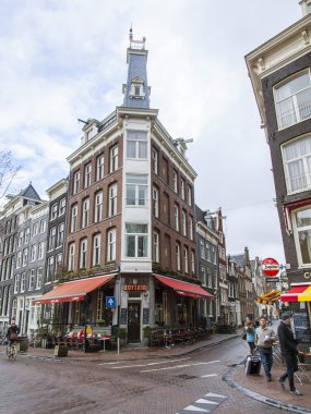 Amsterdam, Hollanda üzerinde 28 Mart 2016. Bahar sabahları tipik kentsel görünümü.