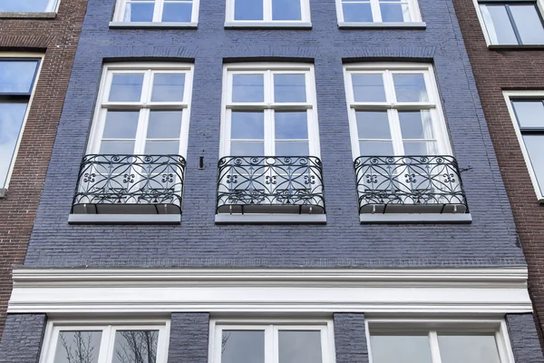 Amsterdam, Nizozemsko na 27 březen 2016. Typické architektonické detaily o domy Xvii-Xviii stavby — Stock fotografie