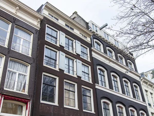 AMSTERDAM, PAÍSES BAJOS el 27 de marzo de 2016. Detalles arquitectónicos típicos de las casas XVII-XVIII de construcción —  Fotos de Stock