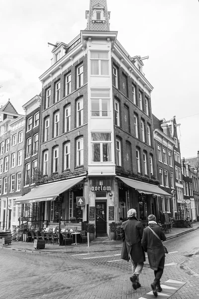 AMSTERDAM, NETHERLANDS on MARCH 28, 2016. Typical urban view in the spring morning. — Stock Photo, Image