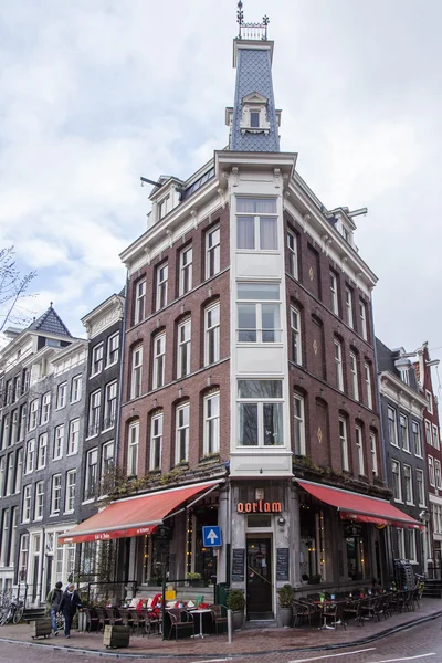 Amsterdam, Hollanda üzerinde 28 Mart 2016. Bahar sabahları tipik kentsel görünümü. — Stok fotoğraf