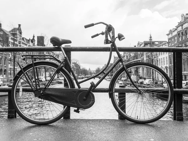 Amsterdam, Holandia, 30 marca 2016. Widok miejski. Rowery są zaparkowane na moście przez kanał — Zdjęcie stockowe