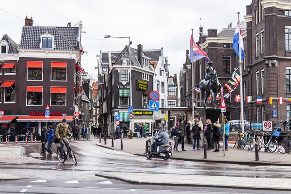 AMSTERDAM, NETHERLANDS on MARCH 28, 2016. Typical urban view in the spring — Stock Photo, Image