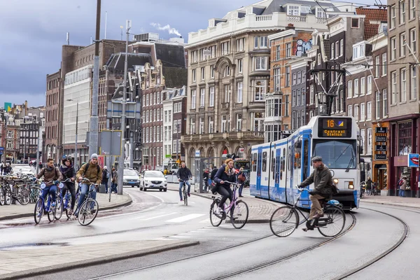 AMSTERDAM, NETHERLANDS on March 27, 2016. Типичный вид на город весной. Трамвай движется по улице. — стоковое фото