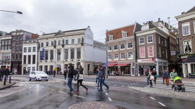 Amsterdam, Hollanda üzerinde 28 Mart 2016. Bahar tipik kentsel görünümü 