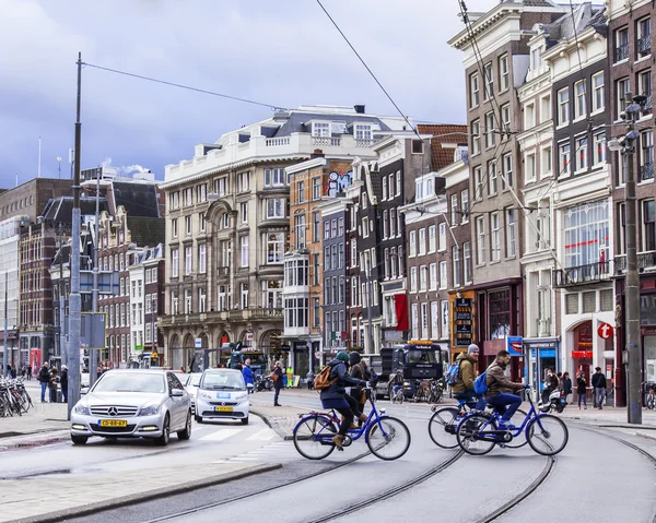 AMSTERDAM, NETHERLANDS on MARCH 28, 2016. Typical urban view in the spring — Stock Photo, Image