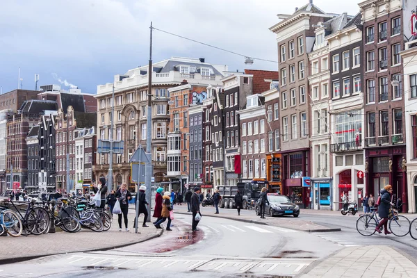 Amsterdam, Nederland op 28 maart 2016. Typisch stedelijke weergave in het voorjaar — Stockfoto