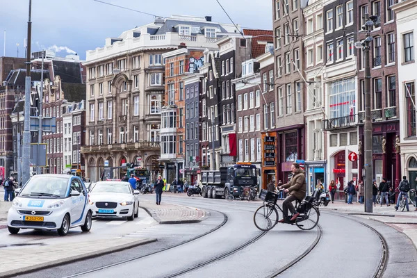 AMSTERDAM, PAÍSES BAJOS 28 DE MARZO DE 2016. Vista urbana típica en primavera —  Fotos de Stock