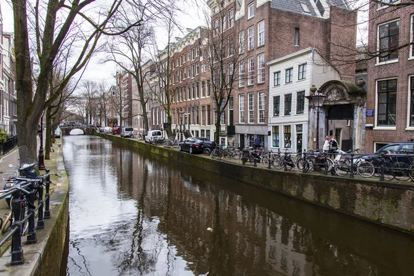 Amsterdam, Nizozemsko na 29 březnu 2016. Typický městský pohled jarního odpoledne. Kanál a budovy stavby Xvii a Xviii na nábřežích — Stock fotografie