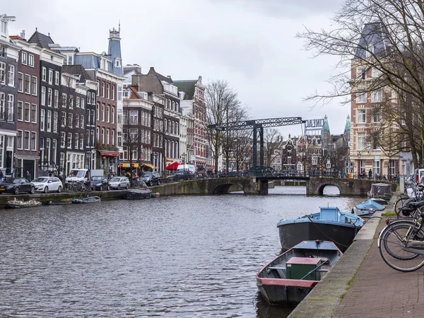 Amsterdam, Nederländerna på 27 mars 2016. Typiska urban Visa på våren kvällen. Bron genom kanalen och byggnader av Xvii-Xviii byggandet vattendrag — Stockfoto