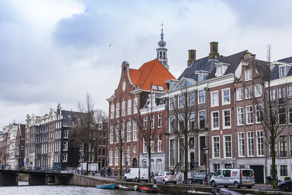 AMSTERDAM, PAYS-BAS, le 29 mars 2016. Vue urbaine typique dans l'après-midi de printemps. Le canal et les bâtiments de la construction XVII-XVIII sur les remblais — Photo