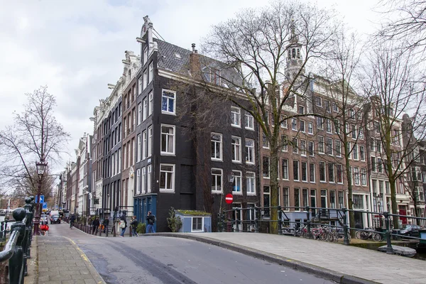 Amsterdam, Hollanda üzerinde 27 Mart 2016. Bahar akşam tipik kent görünümünde. Kanal ve Binalar bentleri tarihinde XVII-XVIII inşaatın Köprüsü