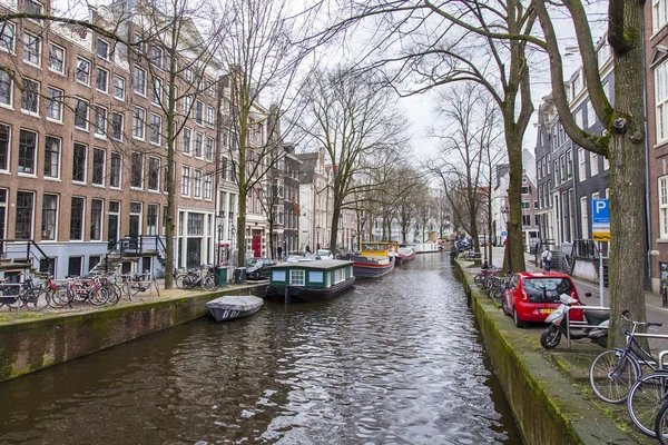 AMSTERDAM, PAÍSES BAJOS el 27 de marzo de 2016. Típica vista urbana. Casas flotantes cerca del banco —  Fotos de Stock