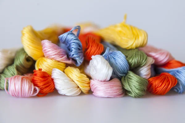 Fios multicoloridos para bordados — Fotografia de Stock