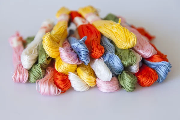 Fils multicolores pour la broderie — Photo