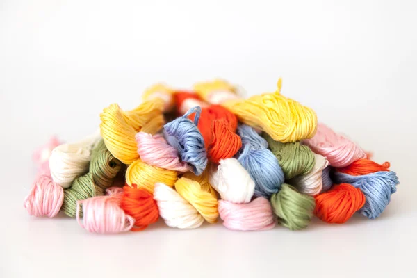 Fils multicolores pour la broderie — Photo