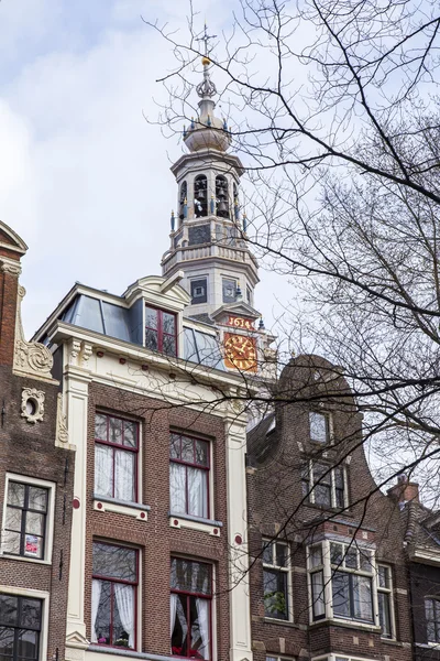 AMSTERDAM, PAÍSES BAJOS el 27 de marzo de 2016. Detalles arquitectónicos típicos de las casas XVII-XVIII de construcción —  Fotos de Stock