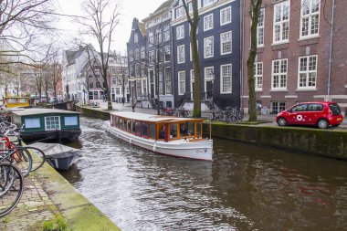 Amsterdam, Hollanda üzerinde 31 Mart 2016. Bahar tipik kent görünümünde. Kanal ve Binalar bentleri tarihinde XVII-XVIII İnşaat. 