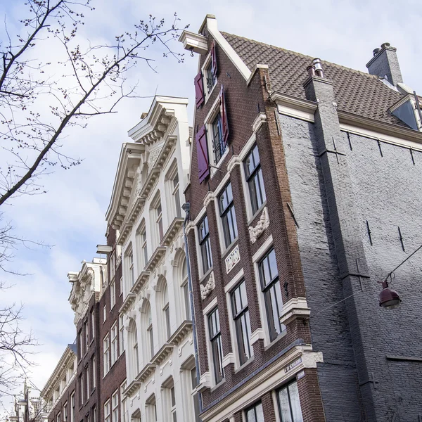 AMSTERDAM, PAÍSES BAJOS el 27 de marzo de 2016. Detalles arquitectónicos típicos de las casas XVII-XVIII de construcción —  Fotos de Stock