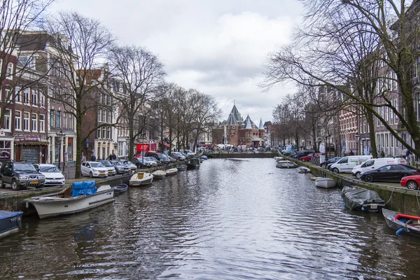 Amsterdam, Nizozemsko na 29 březnu 2016. Typický městský pohled jarního odpoledne. Kanál a budovy stavby Xvii a Xviii na nábřežích — Stock fotografie