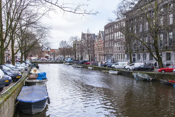 AMSTERDAM, PAÍSES BAJOS 29 DE MARZO DE 2016. Típica vista urbana en la tarde de primavera. El canal y los edificios de la construcción XVII-XVIII sobre terraplenes — Foto de Stock