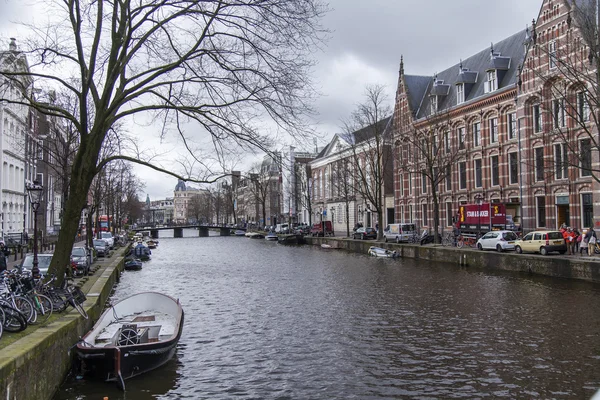 AMSTERDAM, PAÍSES BAJOS 29 DE MARZO DE 2016. Típica vista urbana en la tarde de primavera. El canal y los edificios de la construcción XVII-XVIII sobre terraplenes — Foto de Stock