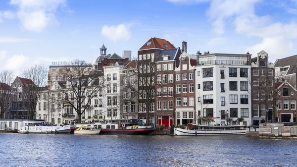 Amsterdam, Nederland op 29 maart 2016. Typisch stedelijke weergave in de middag van de lente. Architecturale complex van Amstel rivier Embankment — Stockfoto