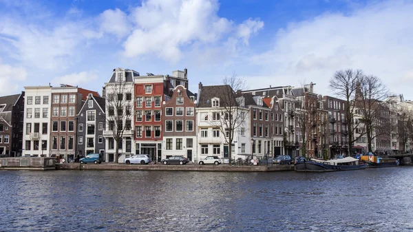 Amsterdam, Hollanda üzerinde 29 Mart 2016. Bahar öğleden sonra tipik kent görünümünde. Amstel Nehri set of mimari kompleks