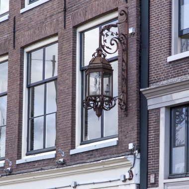 Amsterdam, Hollanda üzerinde 27 Mart 2016. Tipik mimari detaylarını evler XVII-XVIII İnşaat