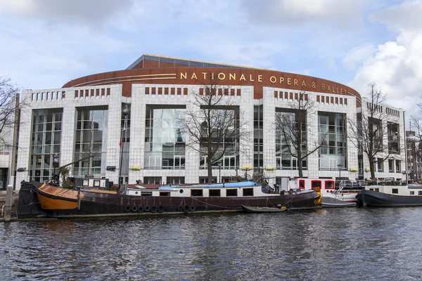 AMSTERDAM, PAESI BASSI il 31 marzo 2016. Vista urbana. Costruzione di teatro d'opera — Foto Stock