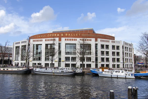 AMSTERDAM, PAÍSES BAJOS 29 DE MARZO DE 2016. Típica vista urbana en la tarde de primavera. Embankment del río Amstel. Teatro de ópera . —  Fotos de Stock