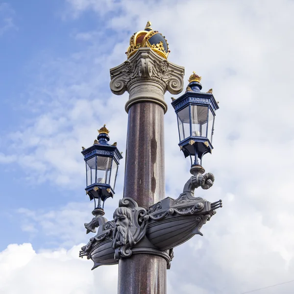 Amsterdam, Nizozemsko 29. března 2016. Typický městský výhled v jarním odpoledni. Krásná stylová lampa na mostě přes řeku Amstel — Stock fotografie