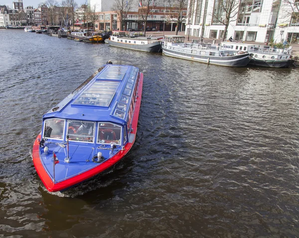 Amsterdam, Nizozemsko na 27 březen 2016. Typický městský pohled Walking loď pluje po řece Amstel — Stock fotografie