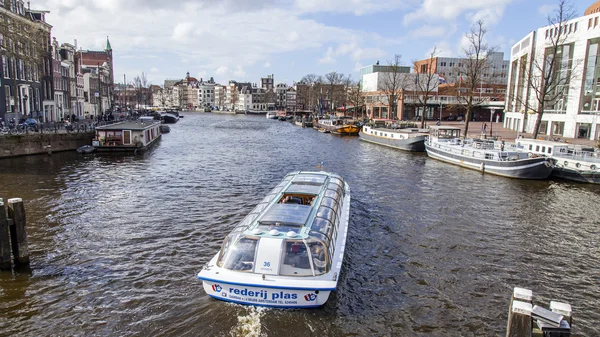 AMSTERDAM, PAESI BASSI il 27 marzo 2016. La tipica vista urbana la nave che cammina galleggia lungo il fiume Amstel — Foto Stock