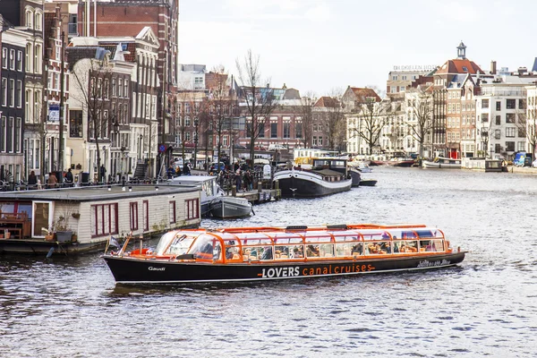Amsterdam, Hollanda üzerinde 27 Mart 2016. Amstel Nehri yürüyüş gemi yüzer tipik kentsel görünümü — Stok fotoğraf