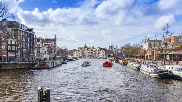 Amsterdam, Nizozemsko na 27 březen 2016. Typický městský pohled Walking loď pluje po řece Amstel — Stock fotografie