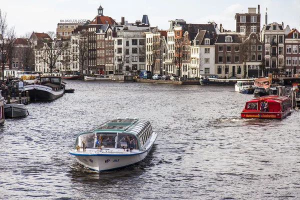 AMSTERDAM, NETHERLANDS on March 27, 2016. Типичный городской вид прогулочного корабля, плывущего по реке Амур — стоковое фото