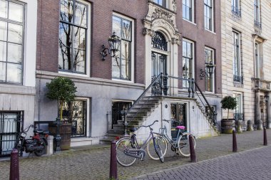 Amsterdam, Hollanda üzerinde 27 Mart 2016. Tipik mimari detaylarını evler XVII-XVIII İnşaat