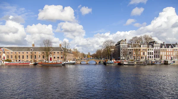 AMSTERDAM, PAÍSES BAJOS 29 DE MARZO DE 2016. Típica vista urbana en la tarde de primavera. Embankment del río Amstel . —  Fotos de Stock