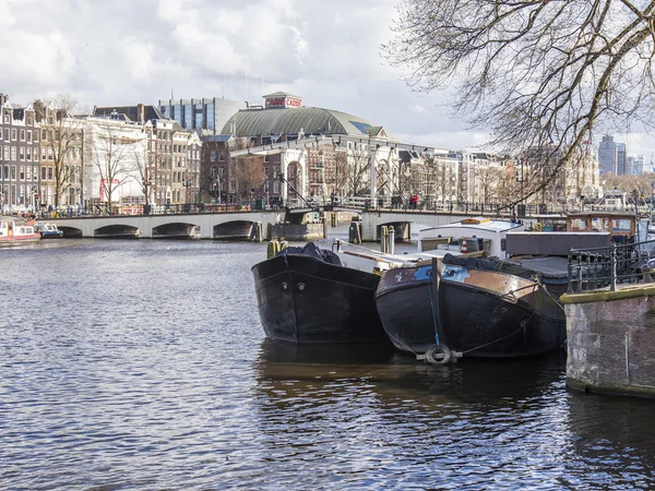 AMSTERDAM, PAÍSES BAJOS el 27 de marzo de 2016. Típica vista urbana. Casas flotantes cerca de la orilla de Amstel — Foto de Stock