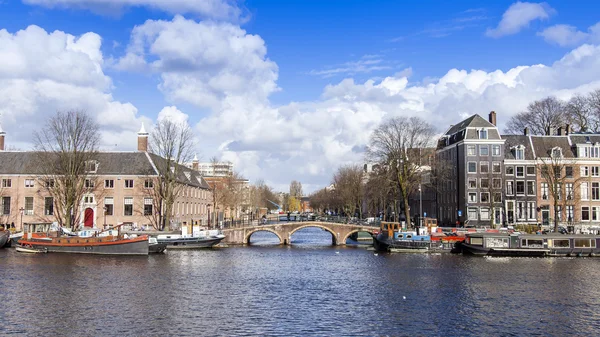 AMSTERDAM, PAÍSES BAJOS 29 DE MARZO DE 2016. Típica vista urbana en la tarde de primavera. Embankment del río Amstel . —  Fotos de Stock