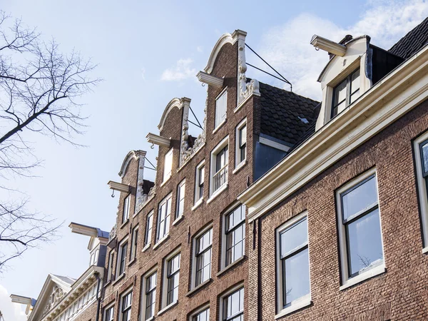 AMSTERDAM, PAESI BASSI il 27 marzo 2016. Dettagli architettonici tipici delle case XVII-XVIII di costruzioneAMSTERDAM, PAESI BASSI il 27 MARZO 2016. Particolari architettonici tipici delle case XVII-XVIII di costruzione — Foto Stock