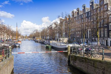 Amsterdam, Hollanda üzerinde 27 Mart 2016. Tipik kentsel görünümü. Yüzen Banka Yakındaki