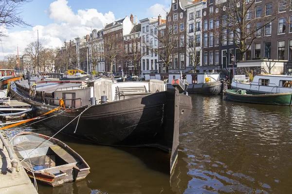 Amsterdam, Nederland op 27 maart 2016. Typisch stedelijke weergave. Woonboten in de buurt van de bank — Stockfoto